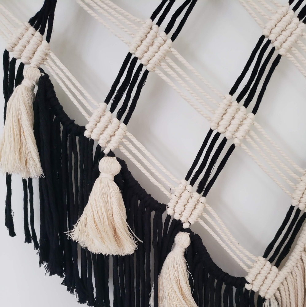 Macrame hanging - Picture 3 of 4